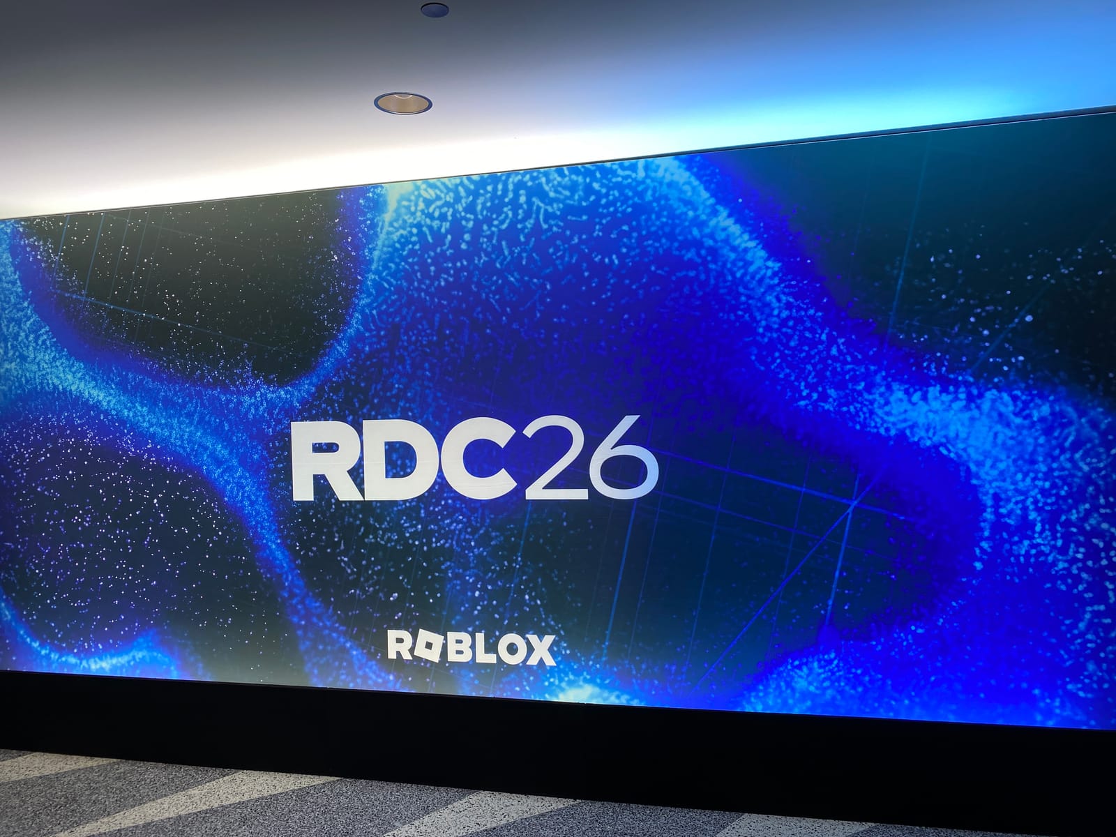 会場内の大型ディスプレイに映るRDC26のロゴ