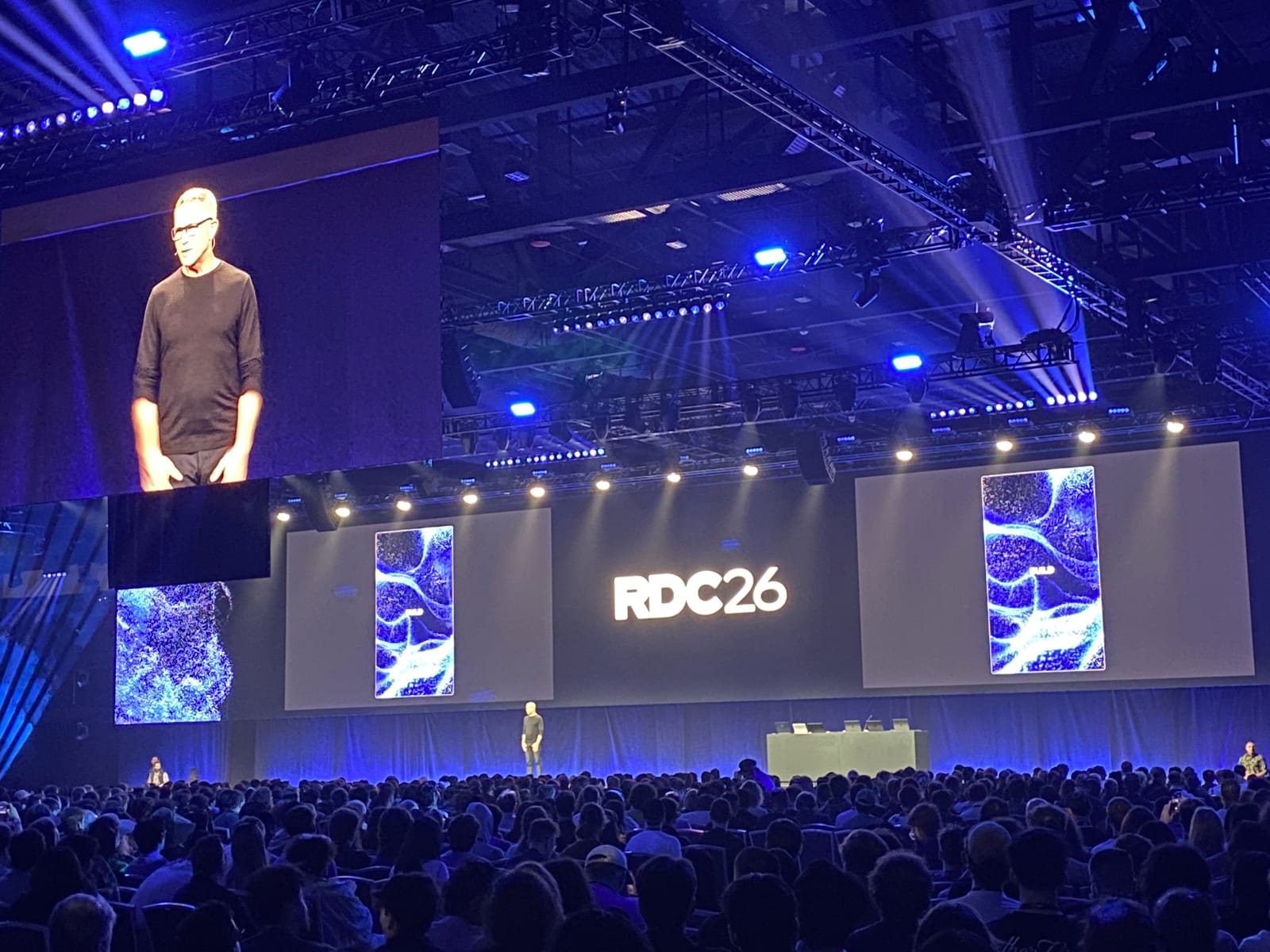 基調講演のステージ。CEOのデイビッド・バズッキ氏が大きなスクリーンに映り、新しいつくり方について話している